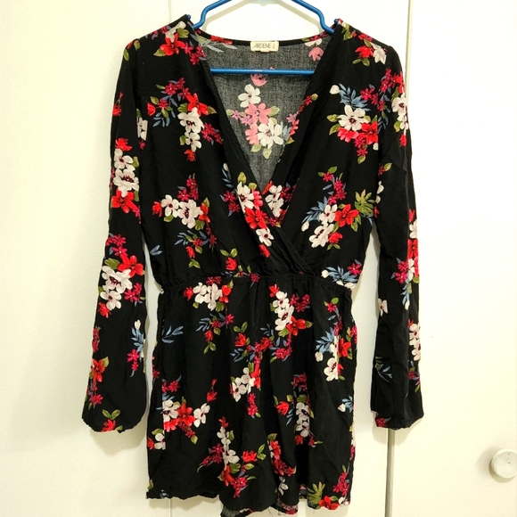Pretty floral shorts jumpsuit. Size large. - Picture 1 of 8